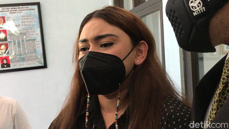 Thalita Latief & Dennis Lyla menjalani mediasi perceraian di Pengadilan Agama Jakarta Pusat, kawasan Rawasari, Jakarta Pusat, Selasa (6/4/2021).