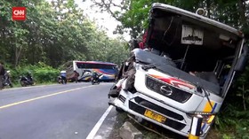 VIDEO: Bus Sumber Selamat VS Mira Tabrakan di Ngawi