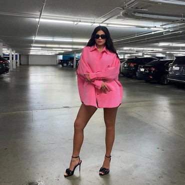 Akui Sedang Pulihkan Kesehatan, Kylie Jenner Kode Hamil Anak ke-2?