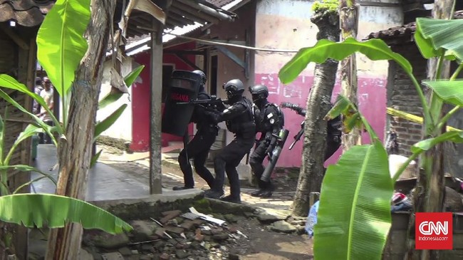 Sebuah rumah di kawasan Tanjung Barat, Jakarta Selatan, digerebek tim Densus 88 terkait dugaan terorisme.