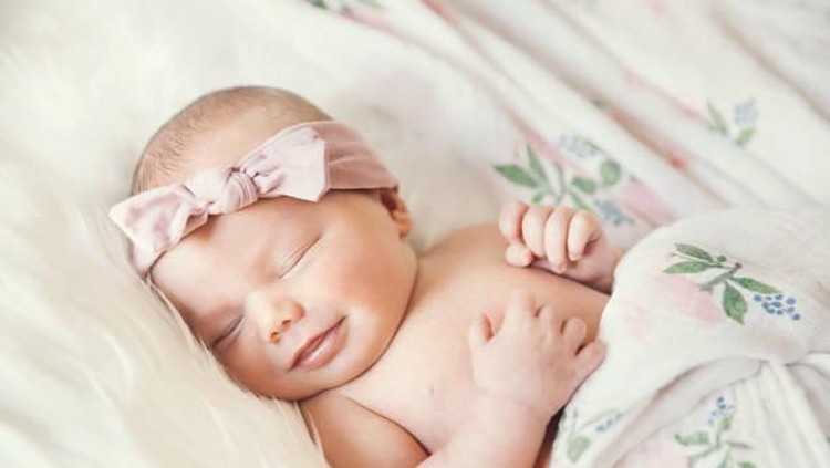 50 Nama Bayi Perempuan Bahasa Arab yang Artinya Berkah Bunda masih bingung ingin memberi nama untuk anak? Berikut ini adalah nama anak bayi perempuan yang memiiki arti Berkah. Yuk disimak Bun.
