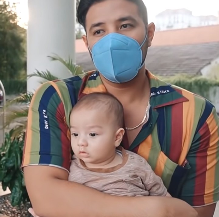 <p>Beberapa waktu yang lalu, keluarga kecil Ammar Zoni pergi liburan dan membagikan perjalanan mereka di YouTube. (Foto: YouTube: Aish TV)</p>