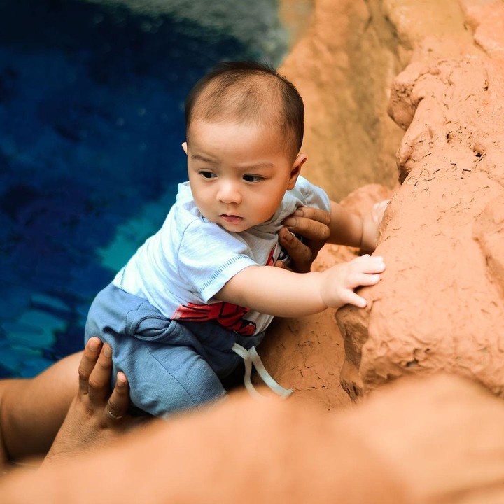 <p>Enggak cuma itu, Baby Air juga diajak Ayah Ammar untuk manjat-manjat nih. (Foto: YouTube: Aish TV)</p>