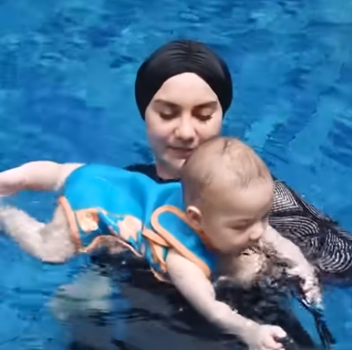 <p>Selama liburan, Baby Air juga tampak aktif nih, Bunda. Bayi laki-laki ini tampak senang saat diajak berenang di kolam bersama Bunda Irish. (Foto: YouTube: Aish TV)</p>
