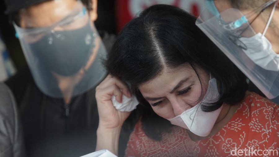 Ibunda Bams eks Samsons, Desiree Tarigan saat memberi keterangan pers terkait laporan kisruh rumah tangganya di Polres Jakarta Selatan, Jakarta, Rabu, (7/4/2021).