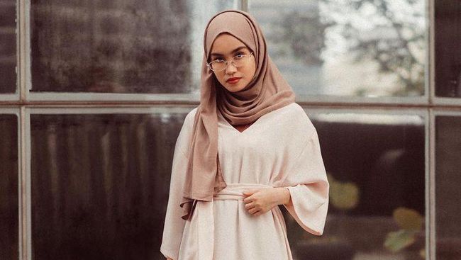 Inspirasi Hijab Office Look Simpel Dan Elegan Ala Fira Assegaf