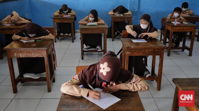 DKI Jakarta masih mempertimbangkan sejumlah faktor untuk membuka sekolah tatap muka di tengah corona seperti yang diminta Mendikbud Ristek Nadiem Makarim.