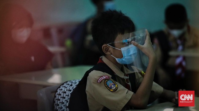 Ada kasus penularan Covid-19 di sekolah hingga membuat guru dan orang tua siswa turut tertular.