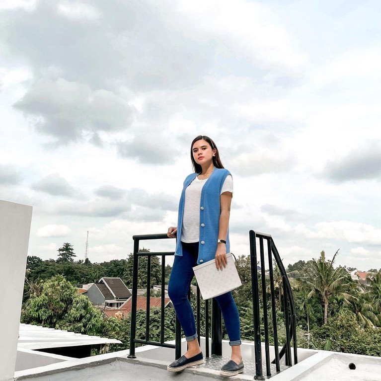 Audi Marissa telah melahirkan anak pertamanya pada hari ini (7/4). Yuk intip OOTD Audi saat hamil anak pertama, kece abis!