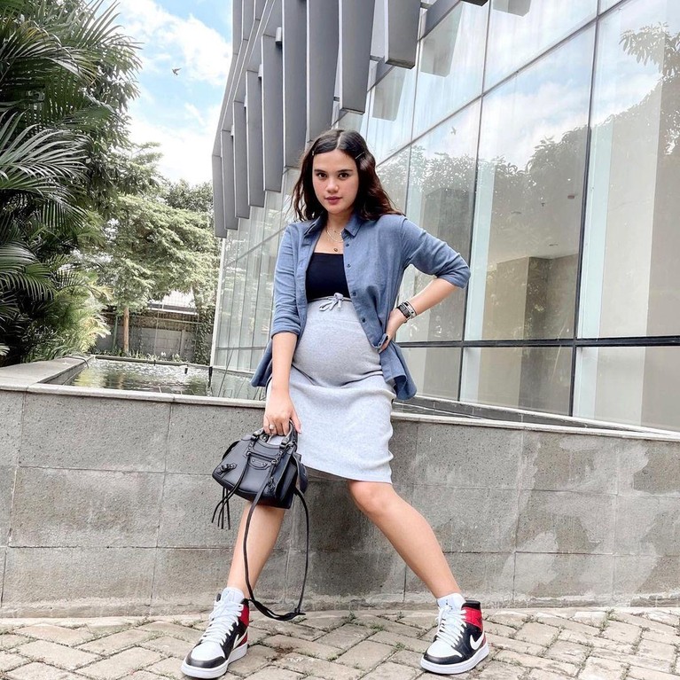 Kece Abis, Ini 9 OOTD Audi Marissa Saat Hamil Anak Pertama Audi Marissa telah melahirkan anak pertamanya pada hari ini (7/4). Yuk intip OOTD Audi saat hamil anak pertama, kece abis!