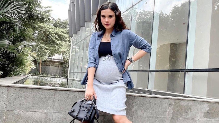 Audi Marissa telah melahirkan anak pertamanya pada hari ini (7/4). Yuk intip OOTD Audi saat hamil anak pertama, kece abis!