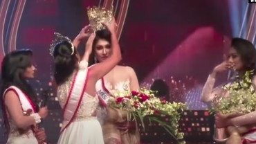 img-title Alami Cedera Saat Mahkota Dicopot Paksa, Mrs Sri Lanka Ambil Tindakan Hukum