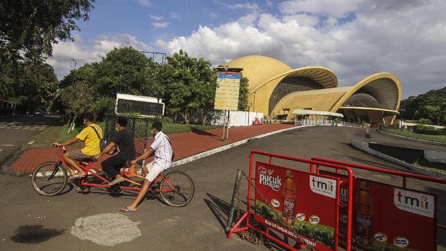 Taman Mini Indonesia Indah (TMII) menerima 6.932 wisatawan yang berkunjung saat libur Maulid Nabi Muhammad SAW, Rabu (20/10).