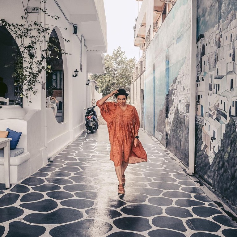 Penampilan Feby Febiola yang Tampak Sehat dan Lebih Berisi Sejak di vonis mengidap kanker ovarium penampilan Feby Febiola berubah menjadi kurus dan mengalami kerontokan rambut. Namun kini ia tampak sehat dan lebih berisi, berikut penampilannya!