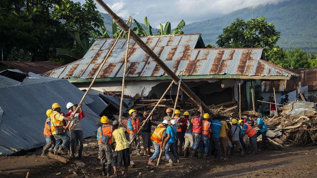 Polda NTT menyatakan tiga pengusaha telah mengatrol harga di luar batas kewajaran saat banyak yang membutuhkan perbaikan akibat bencana dampak siklon seroja.