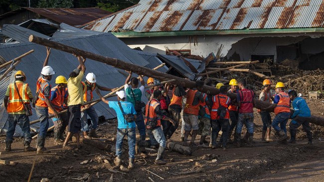 Wakil Gubernur NTT Josef Nae Soi menyatakan jumlah korban banjir hingga Minggu (11/4) mencapai 222 orang, terdiri dari 177 meninggal, 45 hilang.