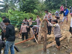 Polisi-Warga Perbaiki Jembatan Darurat yang Putus Diterjang Arus Sungai di NTB