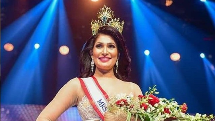 Mahkota Mrs Sri Lanka Pushpika De Silva dicopot dari kepalanya.