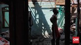 FOTO: Rumah Panggung Siasat Pemprov DKI Hadapi Banjir Pemprov DKI merenovasi 40 rumah warga dengan konsep rumah panggung setinggi 3,5 meter dan dibangun tiga lantai untuk menghadapi banjir luapan kali Ciliwung.