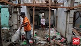 FOTO: Rumah Panggung Siasat Pemprov DKI Hadapi Banjir Pemprov DKI merenovasi 40 rumah warga dengan konsep rumah panggung setinggi 3,5 meter dan dibangun tiga lantai untuk menghadapi banjir luapan kali Ciliwung.
