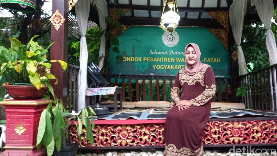 Shinta Ratri, transgender penggerak Pesantren Al-Fatah Yogyakarta, Rabu (7/4/2021). Shinta Ratri, transgender penggerak Pesantren Al-Fatah Yogyakarta, Rabu (7/4/2021).