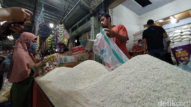 Jokowi menerima laporan kenaikan berbagai harga pangan di berbagai daerah. Beras sudah naik di 79 daerah.