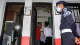 FOTO: Wajah Penghuni Lapas Kala Hadapi Sidak Aparat Petugas gabungan menggelar inspeksi mendadak di sejumlah lapas dan rutan beberapa daerah. Petugas menemukan beragam barang milik penghuni lapas.