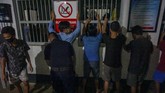 FOTO: Wajah Penghuni Lapas Kala Hadapi Sidak Aparat Petugas gabungan menggelar inspeksi mendadak di sejumlah lapas dan rutan beberapa daerah. Petugas menemukan beragam barang milik penghuni lapas.