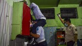 FOTO: Wajah Penghuni Lapas Kala Hadapi Sidak Aparat Petugas gabungan menggelar inspeksi mendadak di sejumlah lapas dan rutan beberapa daerah. Petugas menemukan beragam barang milik penghuni lapas.