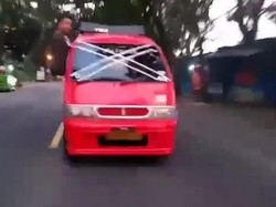 Viral, Aksi Ugal-ugalan Sopir Angkot di Cianjur Berujung Tabrakan