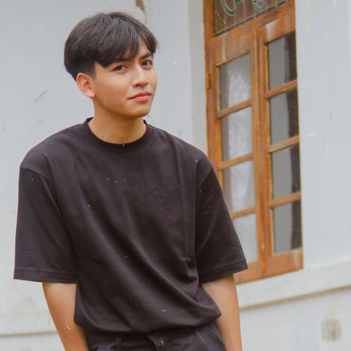 Jeffry Reksa menjalin hubungan asmara dengan Putri Delina&period; Berikut sosok kekasih Putri Delina yang beda keyakinan dengannya tersebut&excl;