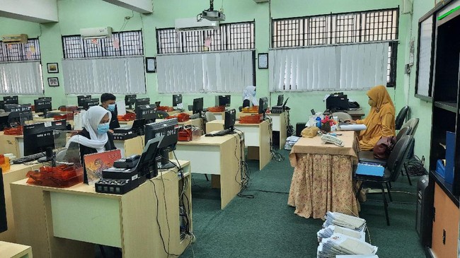 Tasya, siswa kelas X SMK 15 Jakarta akhirnya bisa merasakan belajar tatap muka setelah menunggu setahun karena pandemi virus corona.