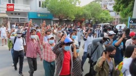 VIDEO: Pengunjuk Rasa Gunakan Cat Merah Simbol Perlawanan