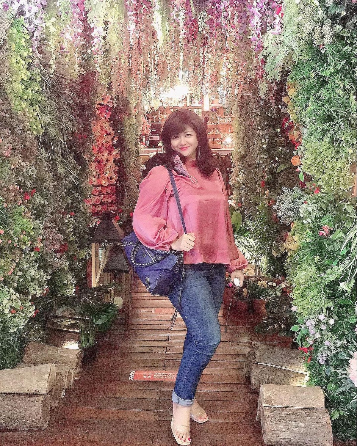 Aktris Yuyun Sukawati yang pernah membintangi sinetron Jin dan Jun mengalami KDRT&period; Yuk intip potret Yuyun&excl;