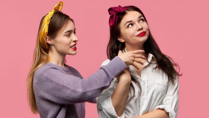 Nggak Cuma Cinta, Persahabatan Juga Bisa Bertepuk Sebelah Tangan! Kenali Tandanya Nggak Cuma Cinta, Persahabatan Juga Bisa Bertepuk Sebelah Tangan! Kenali Tandanya