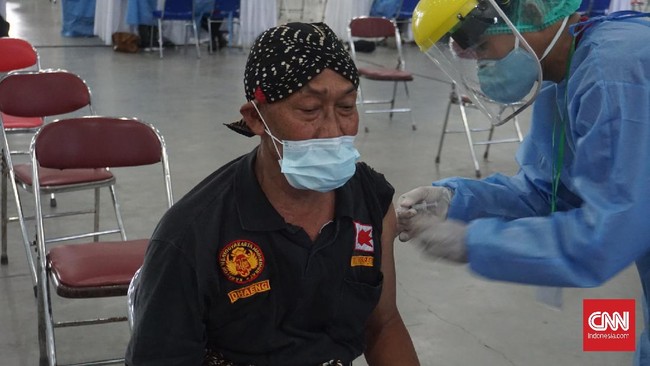 Sebanyak 500 abdi dalem Keraton Jogja menerima suntikan dosis pertama vaksin covid-19 di JEC, Jogja, Kamis (8/4)