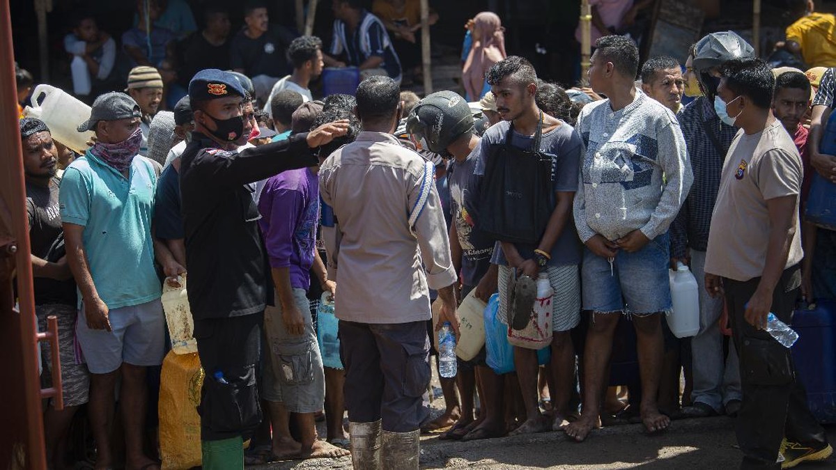 FOTO: Antrean Beli BBM di Lokasi Distribusi Darurat Flores