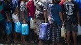 FOTO: Antrean Beli BBM di Lokasi Distribusi Darurat Flores Pertamina menyiapkan pola distribusi alternatif dalam menyalurkan BBM di lokasi terdampak banjir bandang dan tanah longsor di NTT.