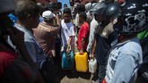 FOTO: Antrean Beli BBM di Lokasi Distribusi Darurat Flores Pertamina menyiapkan pola distribusi alternatif dalam menyalurkan BBM di lokasi terdampak banjir bandang dan tanah longsor di NTT.