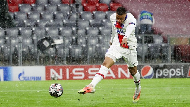 Kylian Mbappe dikabarkan sudah mulai menanyakan profil pelatih fisik Real Madrid kepada kompatriotnya Karim Benzema.