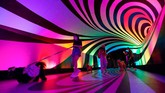 FOTO: Masuk Imajinasi Willy Wonka di Taman 'Sugar Rush' Taman hiburan ini memadukan konsep Burning Man dan rumah Willy Wonka. Tak hanya anak-anak, pengunjung dewasa juga dipersilakan masuk.
