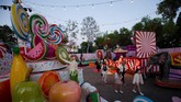 FOTO: Masuk Imajinasi Willy Wonka di Taman 'Sugar Rush' Taman hiburan ini memadukan konsep Burning Man dan rumah Willy Wonka. Tak hanya anak-anak, pengunjung dewasa juga dipersilakan masuk.