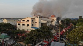 FOTO: Amuk Pedemo Myanmar Hanguskan Pabrik China