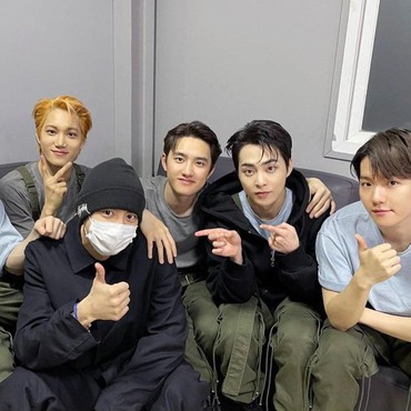 EXO Unggah Foto Bareng Chanyeol yang Berkepala Plontos Jelang Wamil