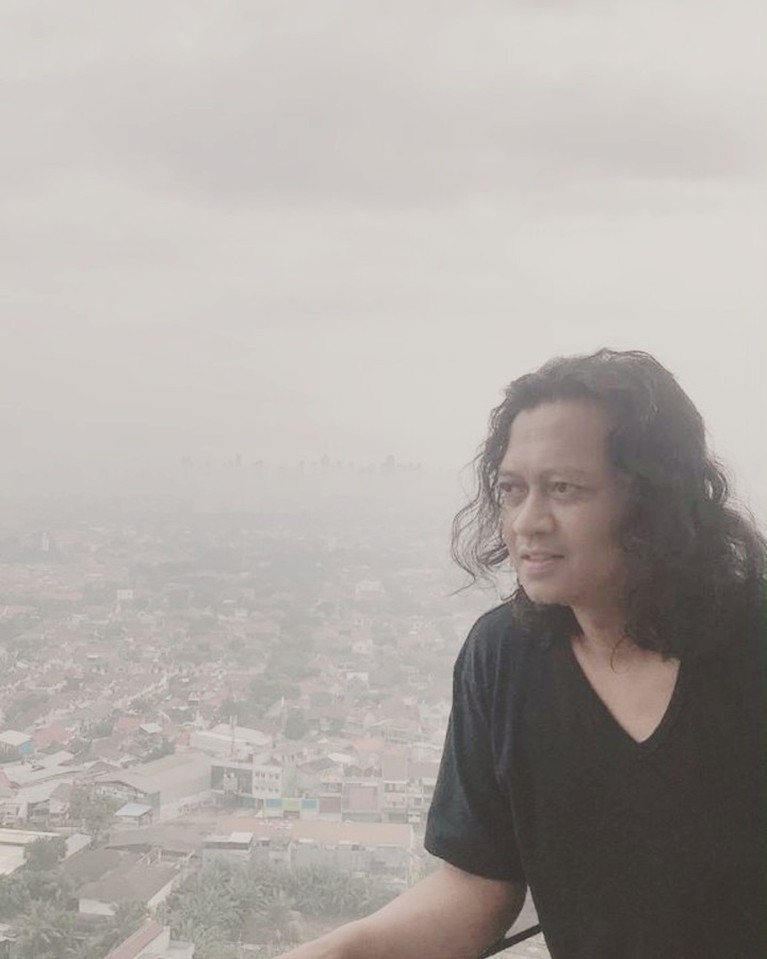 Nama Fajar Umbara mendadak heboh karena melakukan KDRT kepada aktris Yuyun Sukawati yang merupakan istrinya. Ini dia sosok Fajar Umbara!