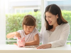 Ibu-ibu Disimak Nih, Cara Biar Si Kecil Bisa Belajar Menabung