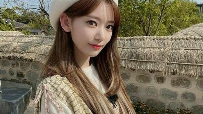 5 Inspirasi Outfit Feminin ala Miyawaki Sakura IZONE