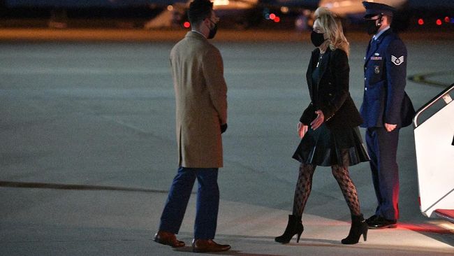 Gaya busana Jill Biden jadi sorotan lantaran stoking jala berpola yang dipakainya ketika lawatan ke Maryland.