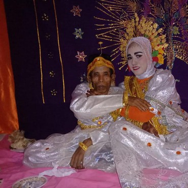 Heboh Kakek 58 Tahun Nikahi Gadis 19 Tahun di Sulsel, Ini Fotonya!