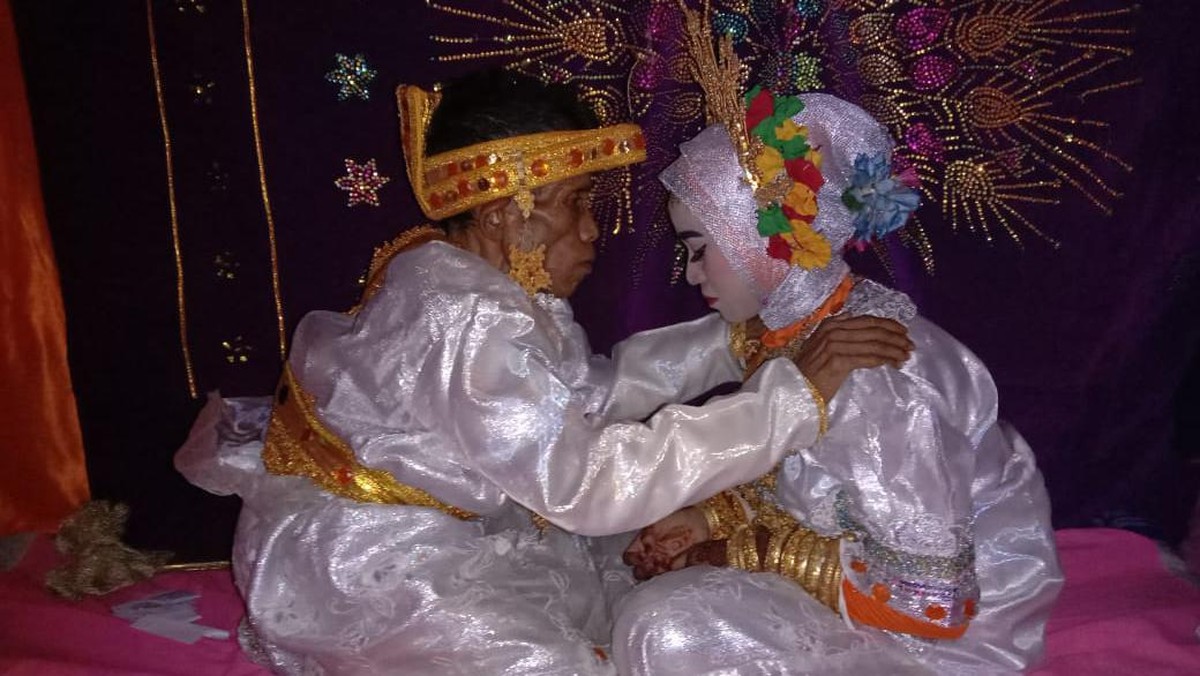 Kakek 58 tahun menikahi gadis 19 tahun di Bone&comma; Sulsel&period;